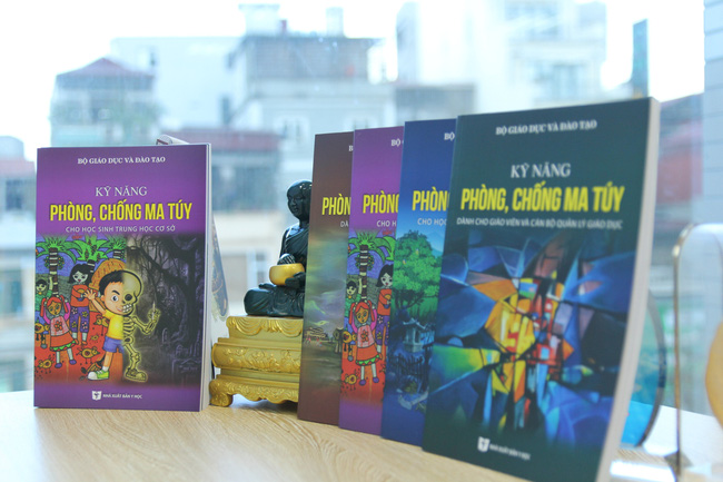 Bộ tài liệu "Kỹ năng phòng, chống ma túy" như "lá chắn" bảo vệ các em trước sự "tấn công" của ma túy.