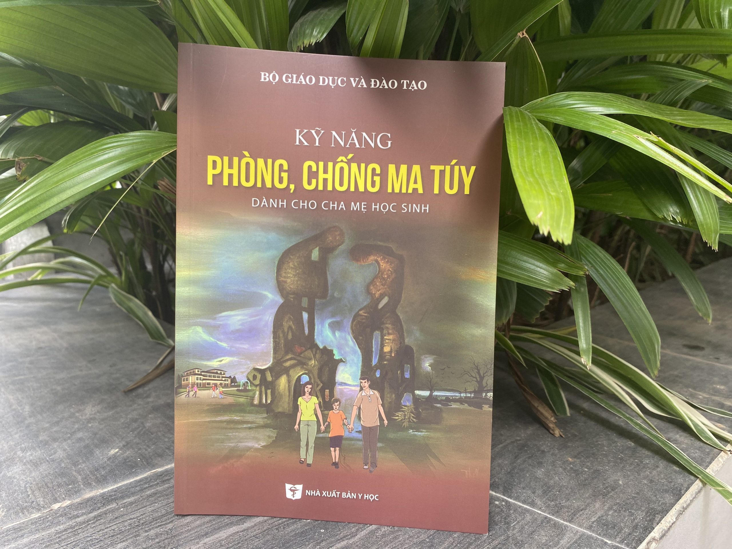 Bộ sách "Kỹ năng phòng, chống ma túy" do Bộ Giáo dục và Đào tạo xuất bản giúp cho các bậc phụ huynh học sinh hiểu rõ hơn về cách phòng, chống ma tuy, để dạy dỗ các con tránh xa ma túy
