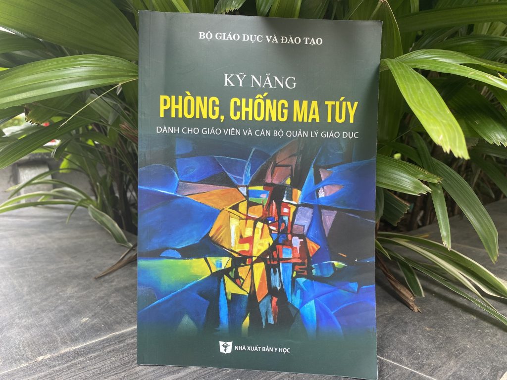 Cuốn “Kỹ năng phòng, chống ma túy cho Giáo viên và Cán bộ quản lý giáo dục”