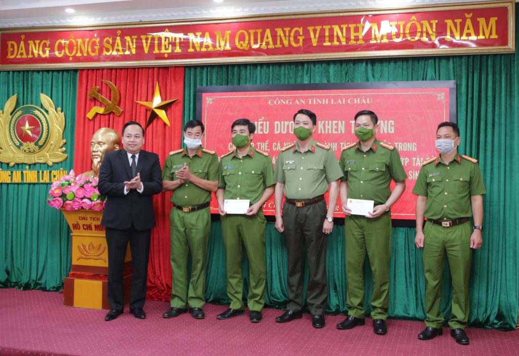   Ban giám đốc Công an tỉnh Lai Châu, lãnh đạo Viện Nghiên cứu và ứng dụng phòng chống ma túy PSD trao phần thưởng cho Ban chuyên án