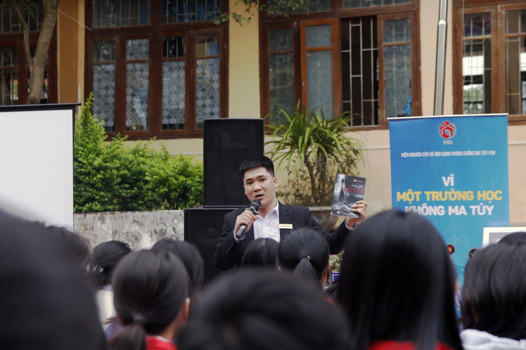 Anh Lê Kim Tuân chia sẻ câu chuyện cuộc đời mình với học sinh tại Lạng Sơn.