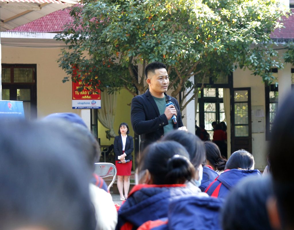 Câu chuyện cuộc đời của anh Hoàng Văn Minh cũng thu hút sự quan tâm của đông đảo học sinh.